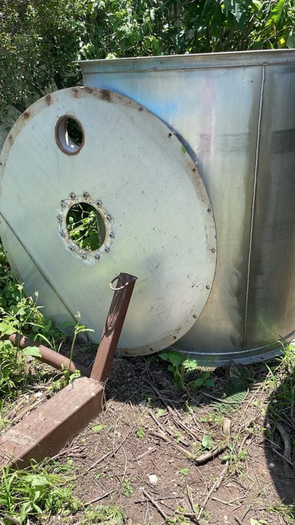 tanque de proceso con cono deflector en acero inoxidable.